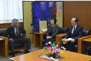 左から大橋学長，大野タエ子副看護師長，有田典正技術専門員