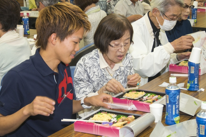 学生と昼食会で懇談