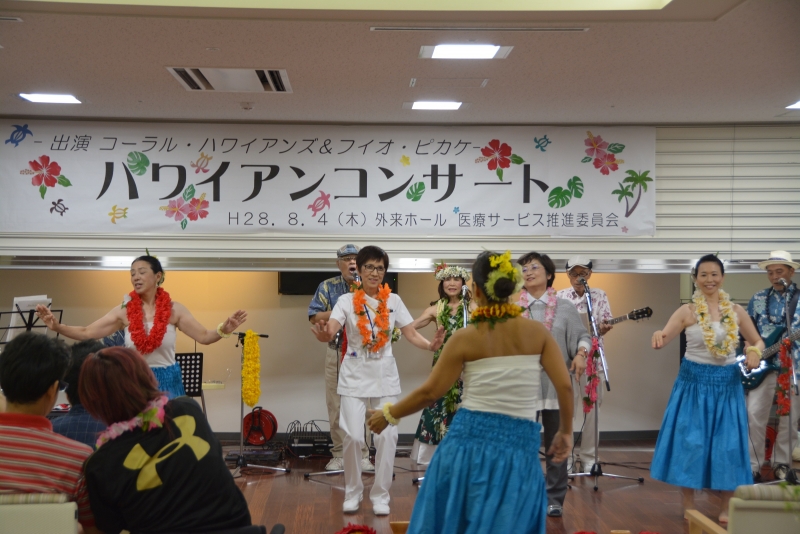 フラダンスを踊る田渕看護部長