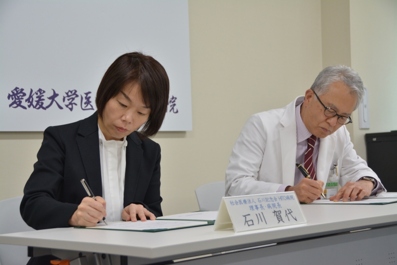 協定書にサインする石川病院長（写真左）と三浦病院長