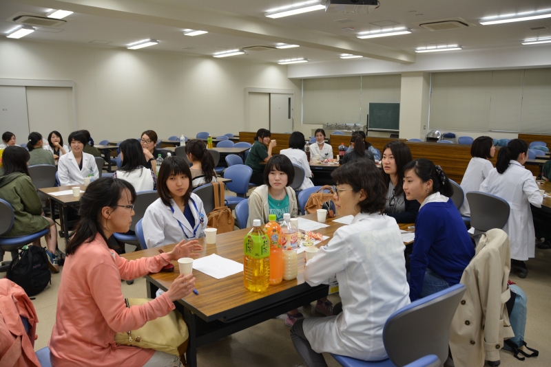 和やかに行われたマドンナサロンの様子①