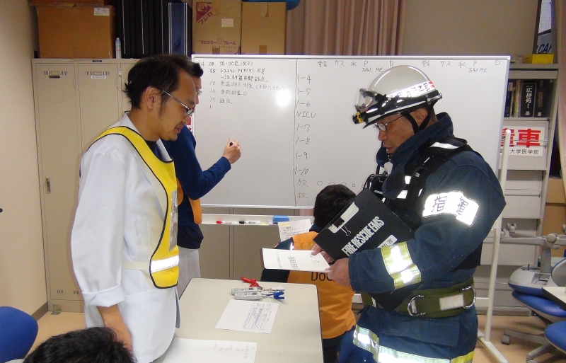 消防隊員から鎮火報告を受ける（第一次災害対策本部）