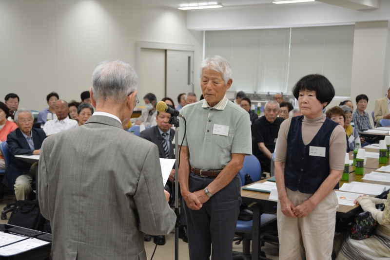 表彰状を受け取る白菊会新会員