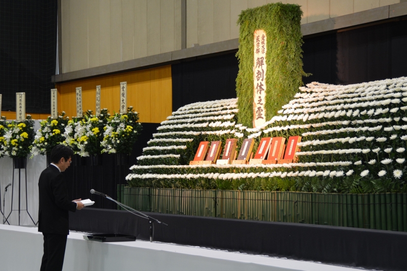 追悼の辞を述べる山下医学部長