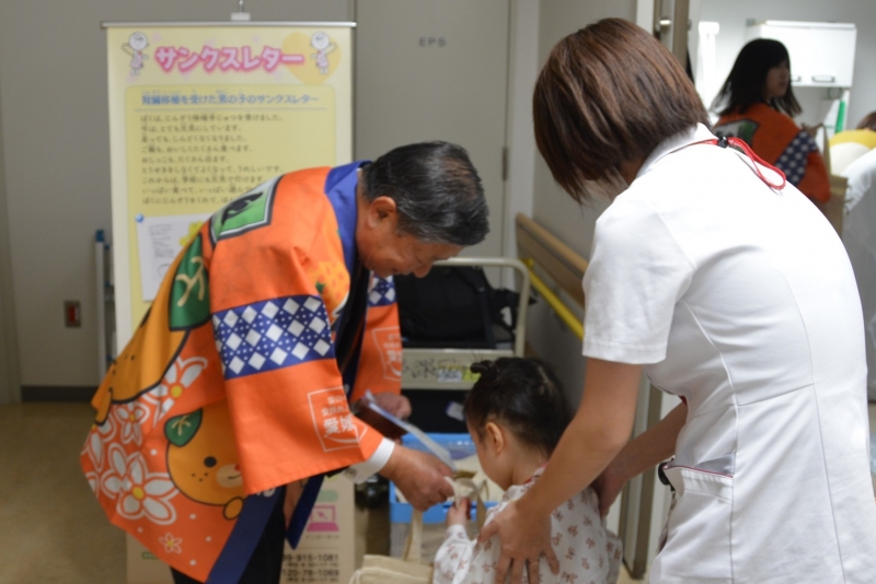 子どもに案内を渡す森田理事長